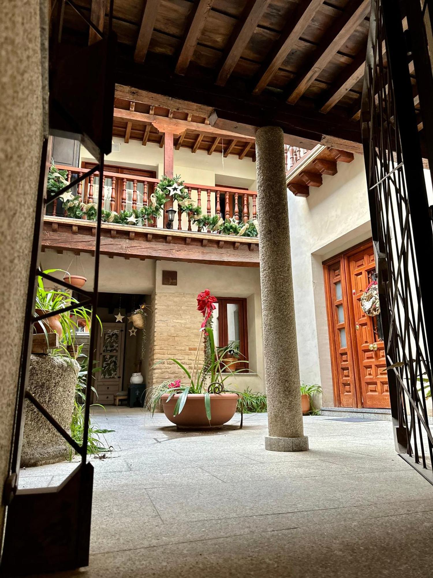 Apart. Palacio Canonigo 7 - Junto Catedral Toledo Exterior photo
